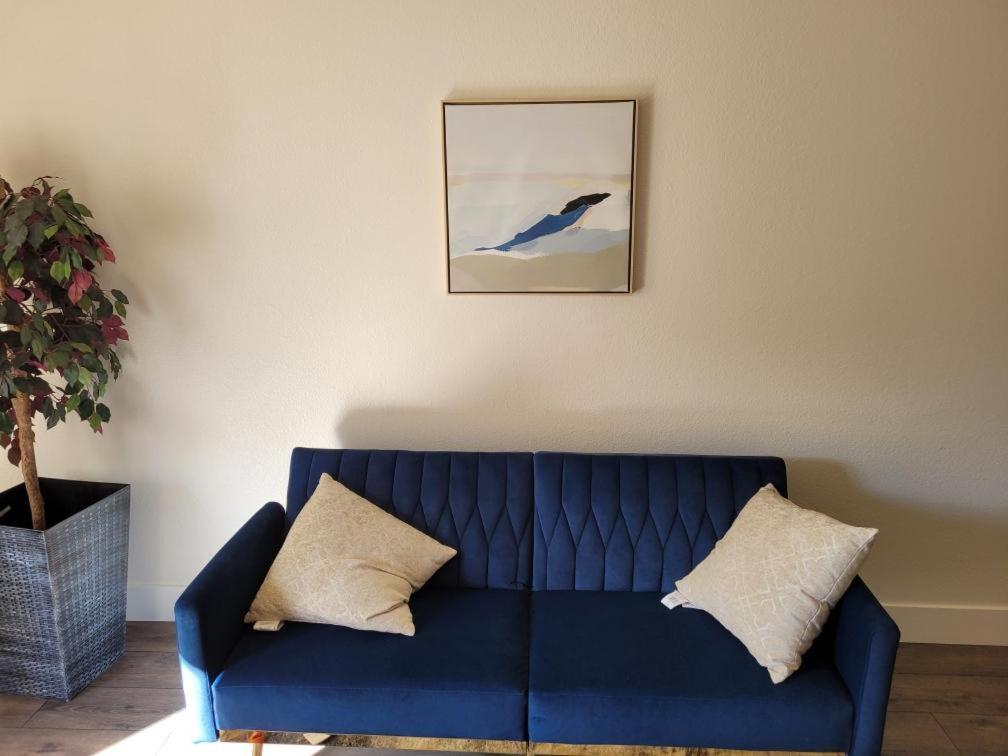 拉斯维加斯LV Get-Away 1bdroom condo sleeps 3的客厅配有带两个枕头的蓝色沙发