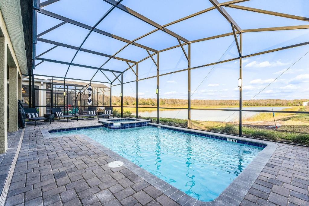 基西米Disney Dream Vacation Home by Disney的一个带玻璃屋顶的室内游泳池