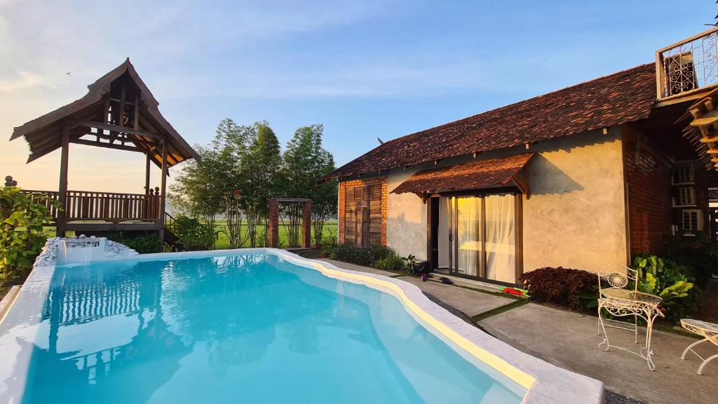 珍南海滩Classic Traditional Villa with Breathtaking View Pool WIFI的房屋前的游泳池
