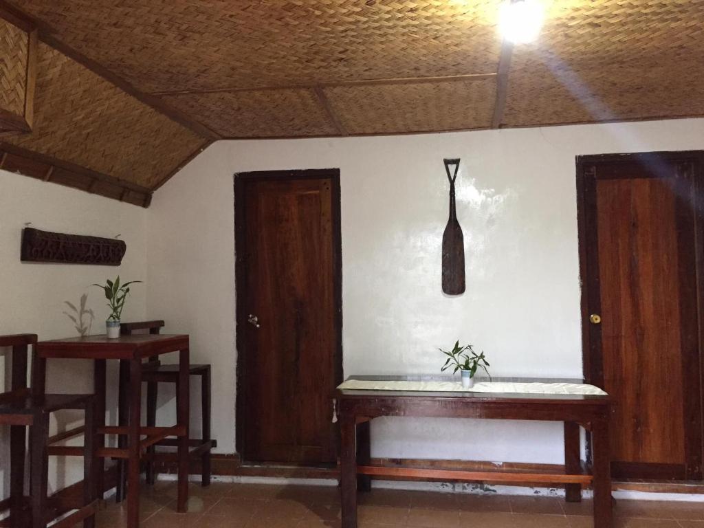 爱妮岛SHALOM CAMP的一间设有两个木门和一张桌子的房间