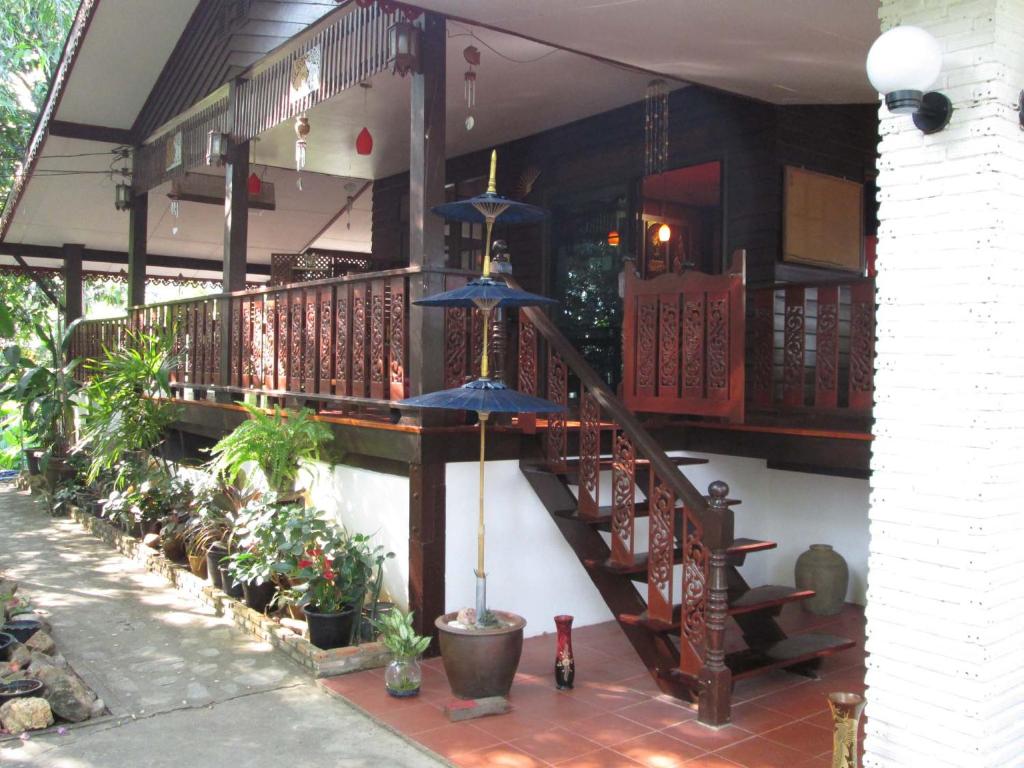 素可泰素可泰幸福度假酒店的一座带植物和遮阳伞的房屋内的楼梯