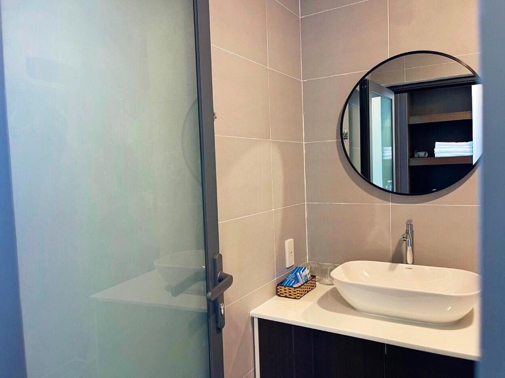 美奈汉罗2号度假酒店的一间带水槽和镜子的浴室