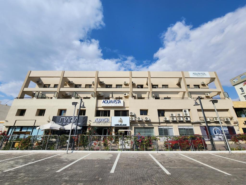 亚喀巴阿卡维斯塔套房酒店的前面有停车位的大楼