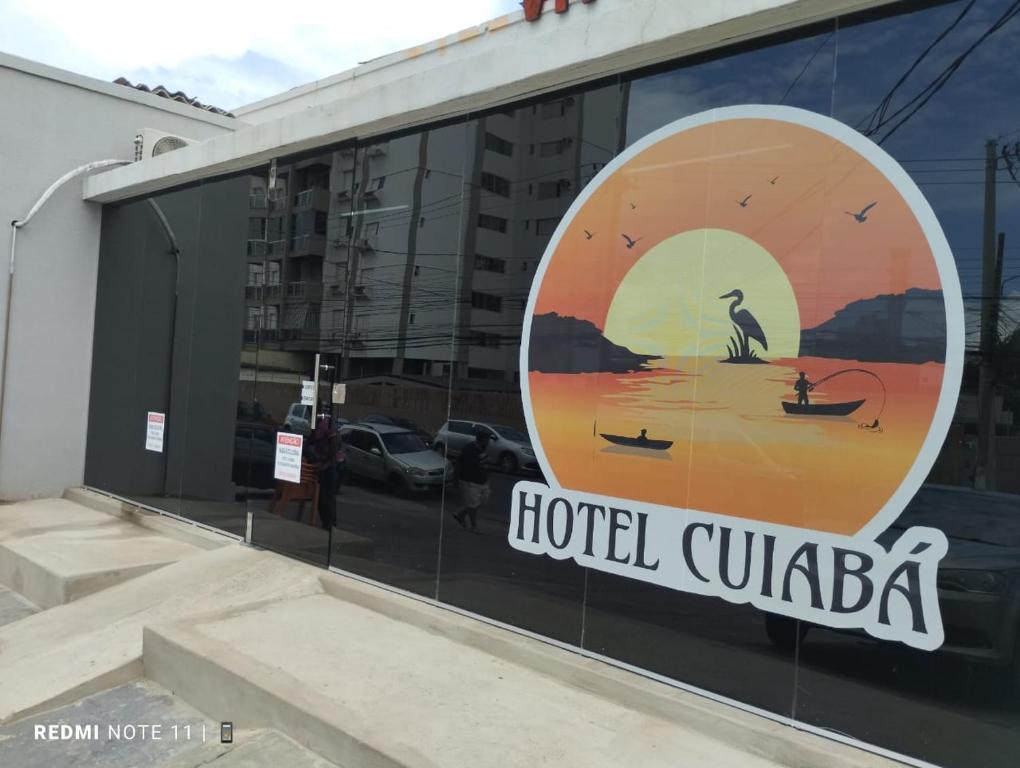 库亚巴Hotel Cuiabá的一座建筑的一面壁画,上面有酒店方块