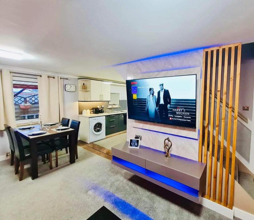 波特里Skye View Cottage的客厅配有餐桌和电视