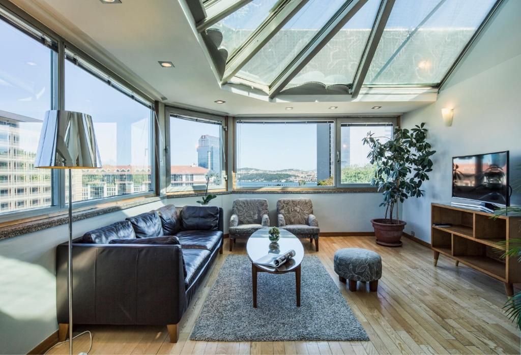 伊斯坦布尔Taxim Suites Residences Istanbul的一间设有大型玻璃天花板的客厅