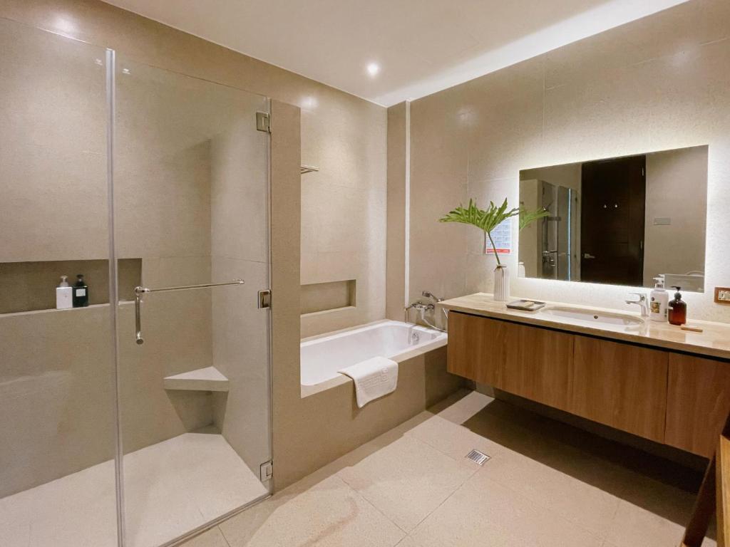 Santo TomasGunita Villas的带淋浴、浴缸和盥洗盆的浴室