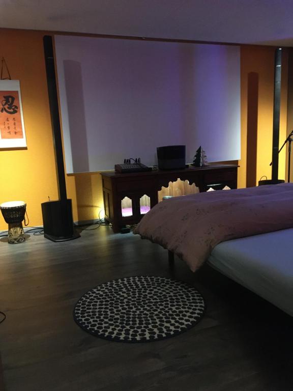 穆尔滕Stellamandra的一间卧室配有一张床、一张桌子和一张地毯。