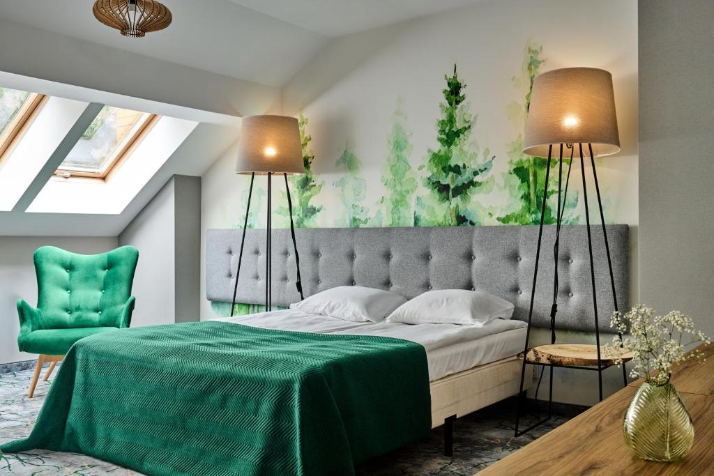 奥格罗杰涅茨Centuria Hotel & Natural Spa的一间卧室配有绿色的床和绿色椅子