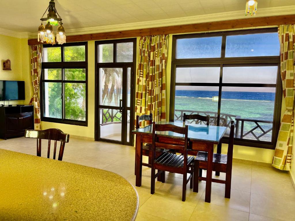 达哈布Moonlight的一间带桌椅和海洋的客厅
