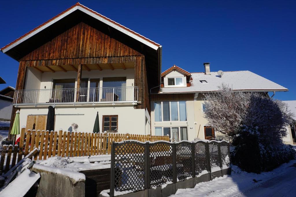 塞格Ferienwohnung Haus Brenner的雪中带木栅栏的房子