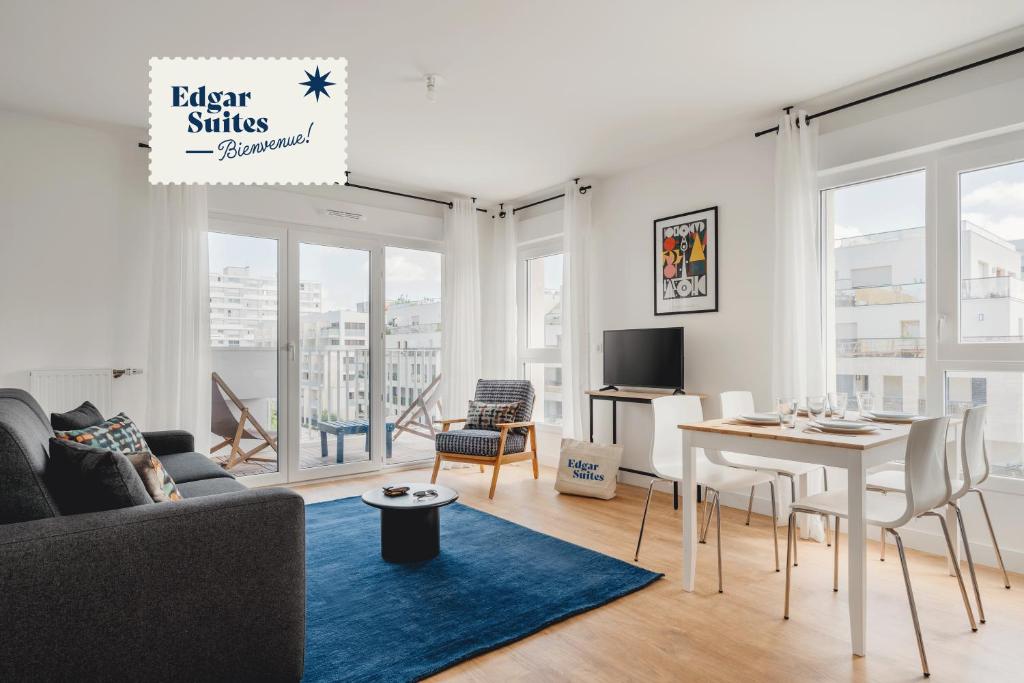 默东Edgar Suites - Meudon-la-Forêt的客厅配有沙发和桌子