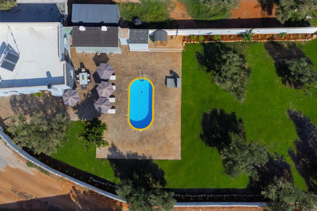 Áyioi ApóstoloiOld olive tree cottage的享有带游泳池的庭院的顶部景致