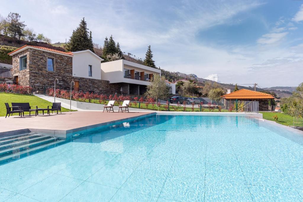 比索达雷加Feel Discovery Douro LAS House的房屋前的大型游泳池
