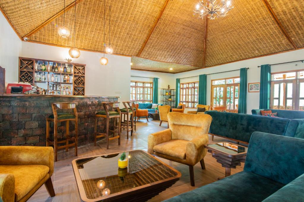 KisoroGorilla Leisure Lodge的带沙发的客厅和酒吧