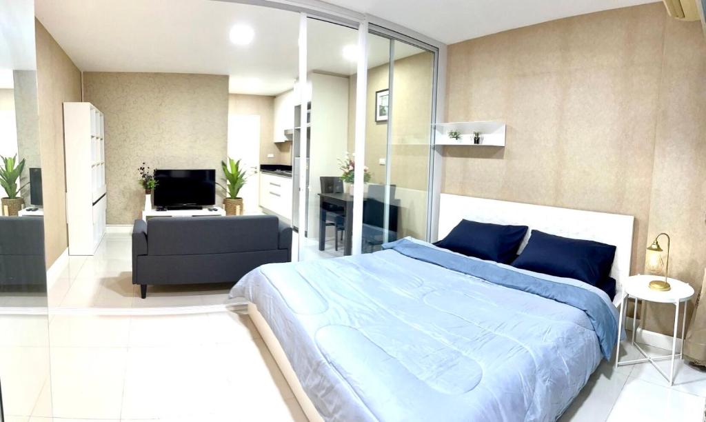 Ban Khlong SamrongBitec Bts Bangna New Luxury room的一间带大床的卧室和一间厨房