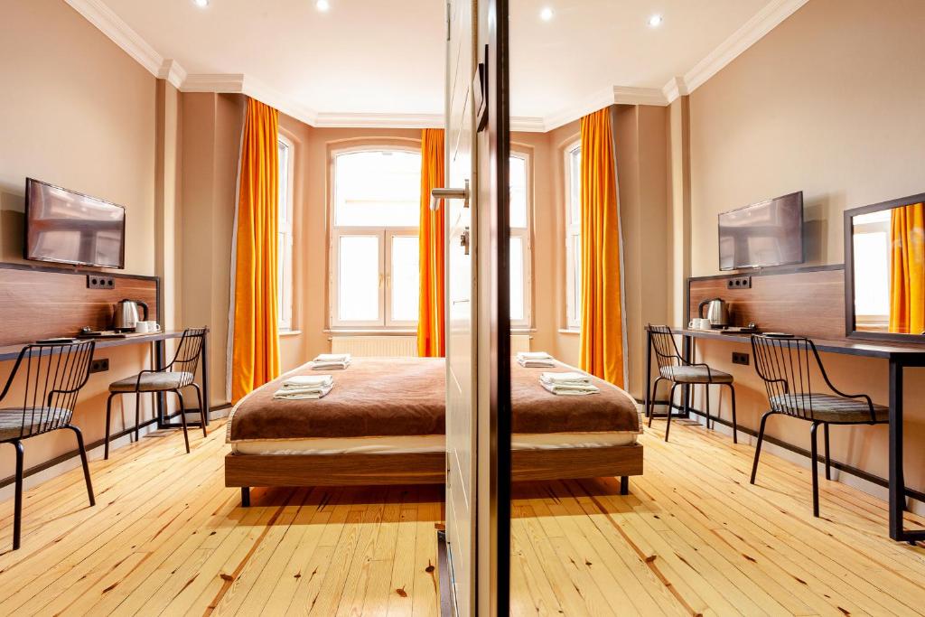 伊斯坦布尔Aram Kerasi Rooms的卧室配有一张床和一张桌子及椅子