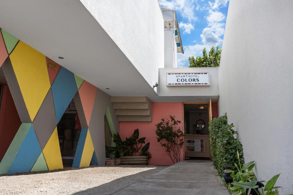 拉塞雷纳Apart Hotel Colors的一面有彩色壁画的建筑