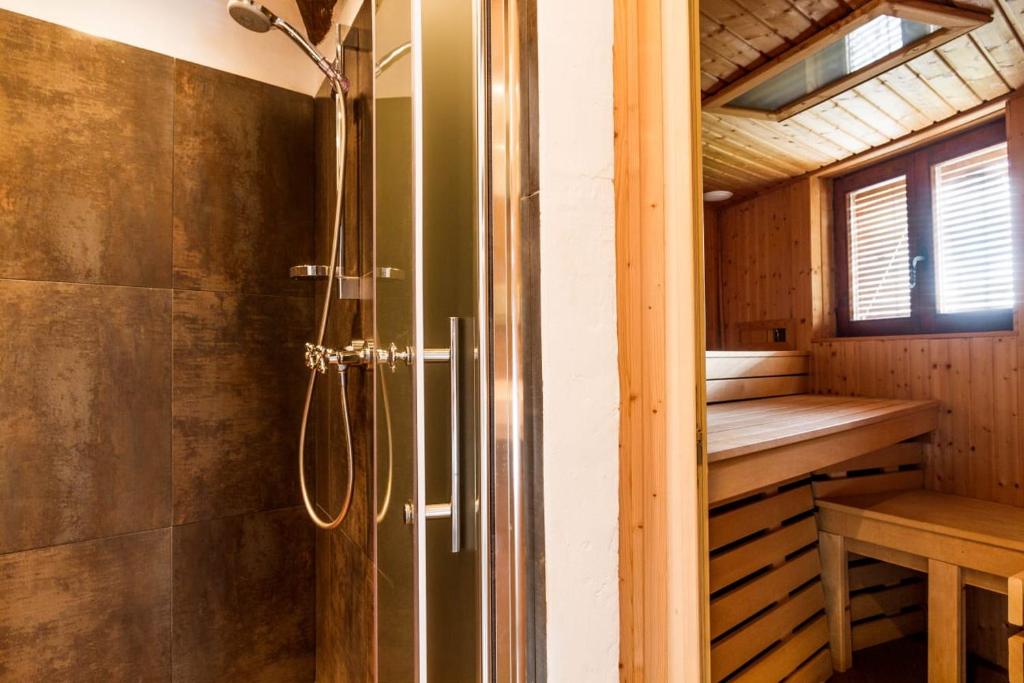 卡皮雷拉La Casita的一间设有淋浴的桑拿浴室和一个室内长凳