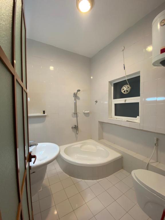 尼兹瓦Aryaf hostel的白色的浴室设有水槽和卫生间。