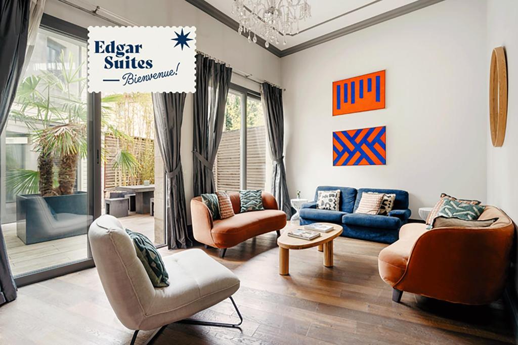 波尔多Edgar Suites - Bordeaux Meriadeck的客厅配有家具和阅读放松感应标志