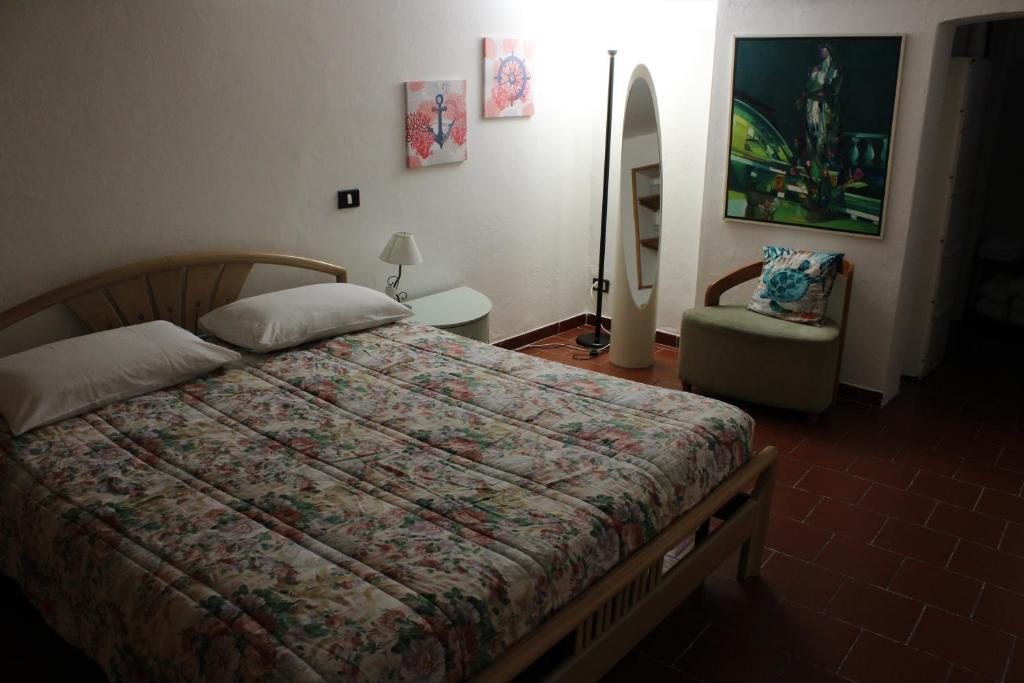 蒙蒂尼奥索Mari & Monti的一间卧室配有一张床和一把椅子