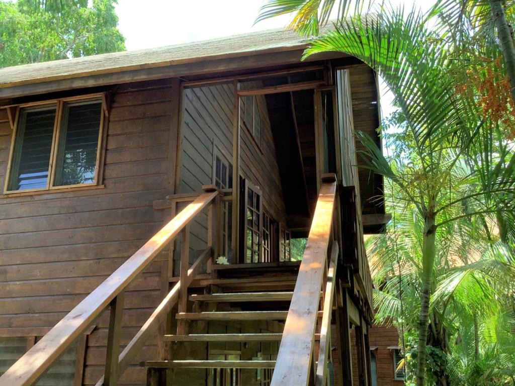 桑迪湾Tropical Treehouse的房屋设有通往前门的楼梯