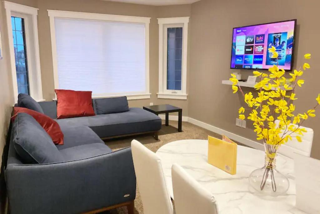 里贾纳NairaVilla: upscale accommodation for groups的客厅配有沙发和桌子