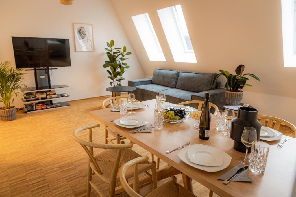 帕绍BONNYSTAY Passau Downtown - mitten in der Altstadt Passau`s的客厅配有桌椅和沙发