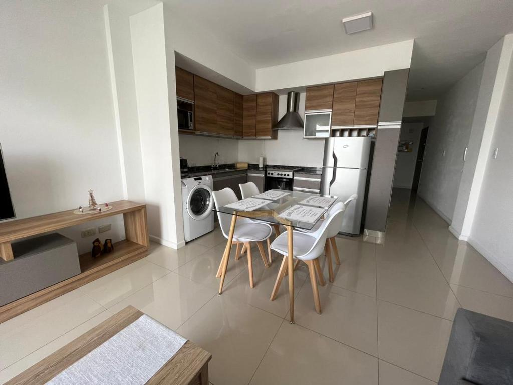 布宜诺斯艾利斯Apartamento 2 Ambientes - Moderno totalmente Amoblado的一间厨房,里面配有桌椅