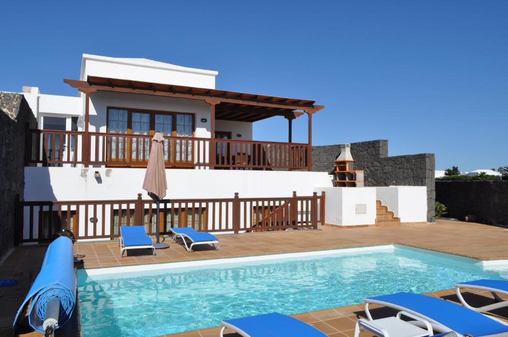 普拉亚布兰卡Villa Esmeralda的一座带游泳池和房子的别墅