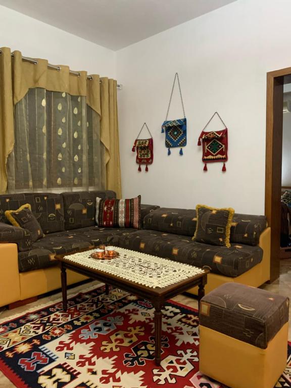 培拉特Vila Demaj的客厅配有沙发和桌子