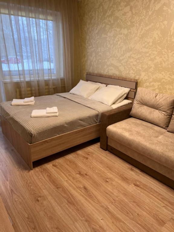 塔林Kärberi Apartments的卧室内的一张床和一张沙发