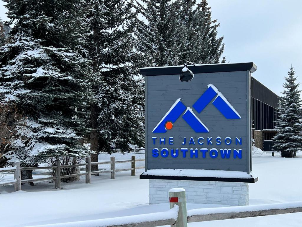 杰克逊The Jackson SouthTown Motel的雪中杰克逊探险的标志