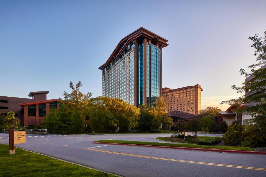 切罗基Harrah's Cherokee Casino Resort的一条空的街道,后面有一座高大的建筑