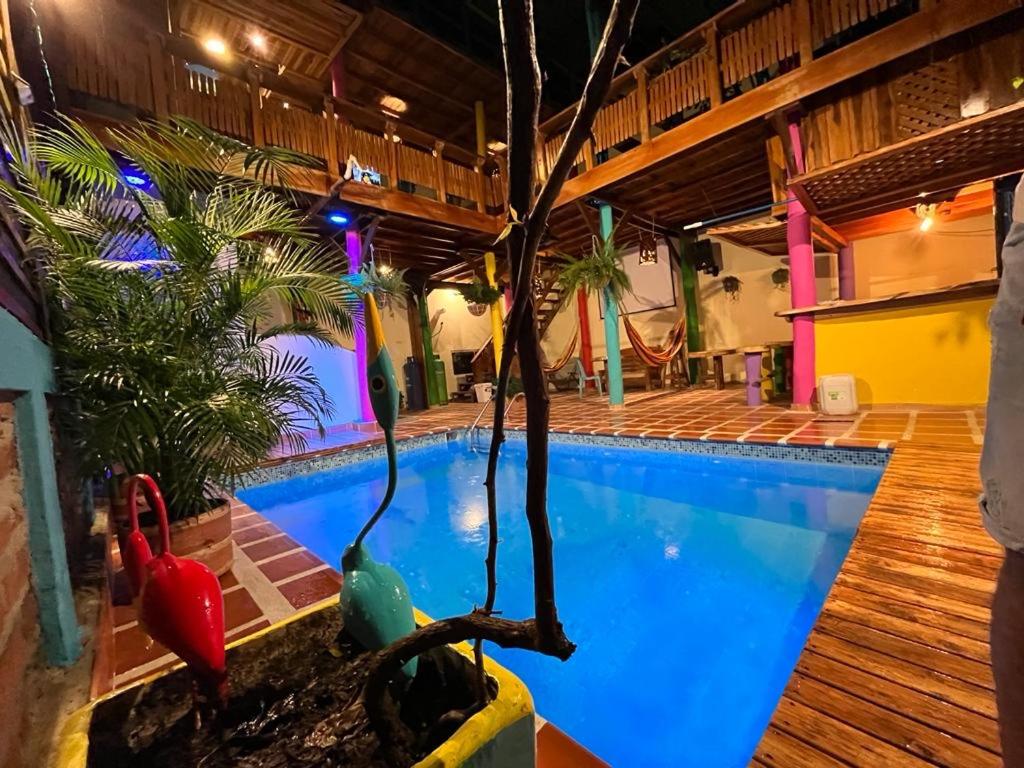 米卡El Refugio Minca的中间有树的酒店游泳池