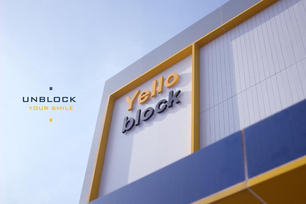 Yello Block Hotel的建筑物一侧的标志
