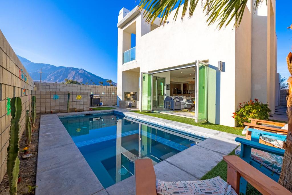 棕榈泉Breathtaking Luxury Villa Architectural Jewel的一座房子后院的游泳池