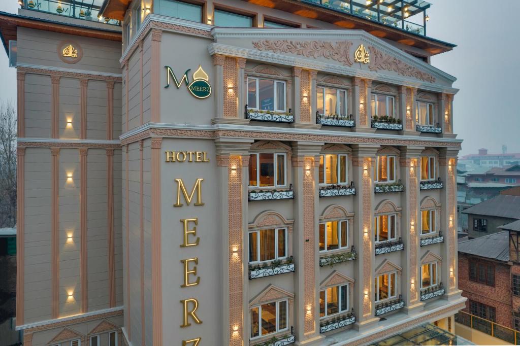 斯利那加Hotel Meerz的建筑一侧的酒店标志