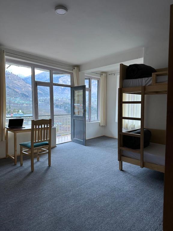 马拉里La Heim Hostels的一间卧室配有双层床和书桌