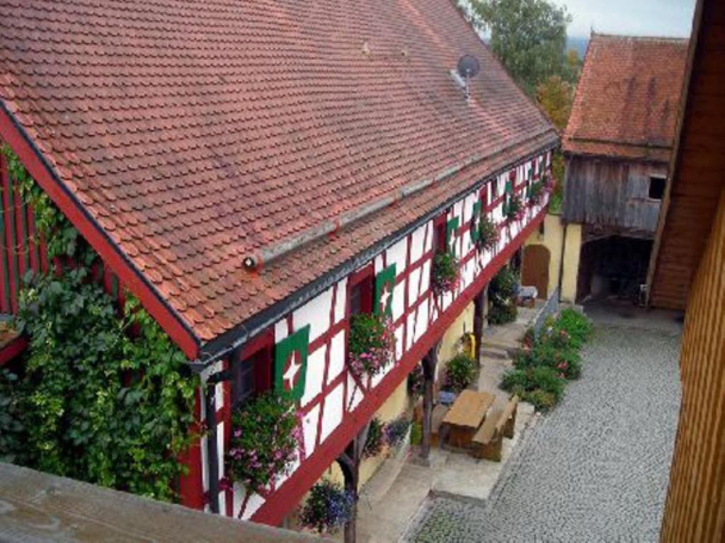 纽奥本卢斯Gasthof-Pension Kesslsimerhof的享有红色屋顶建筑的上方景色