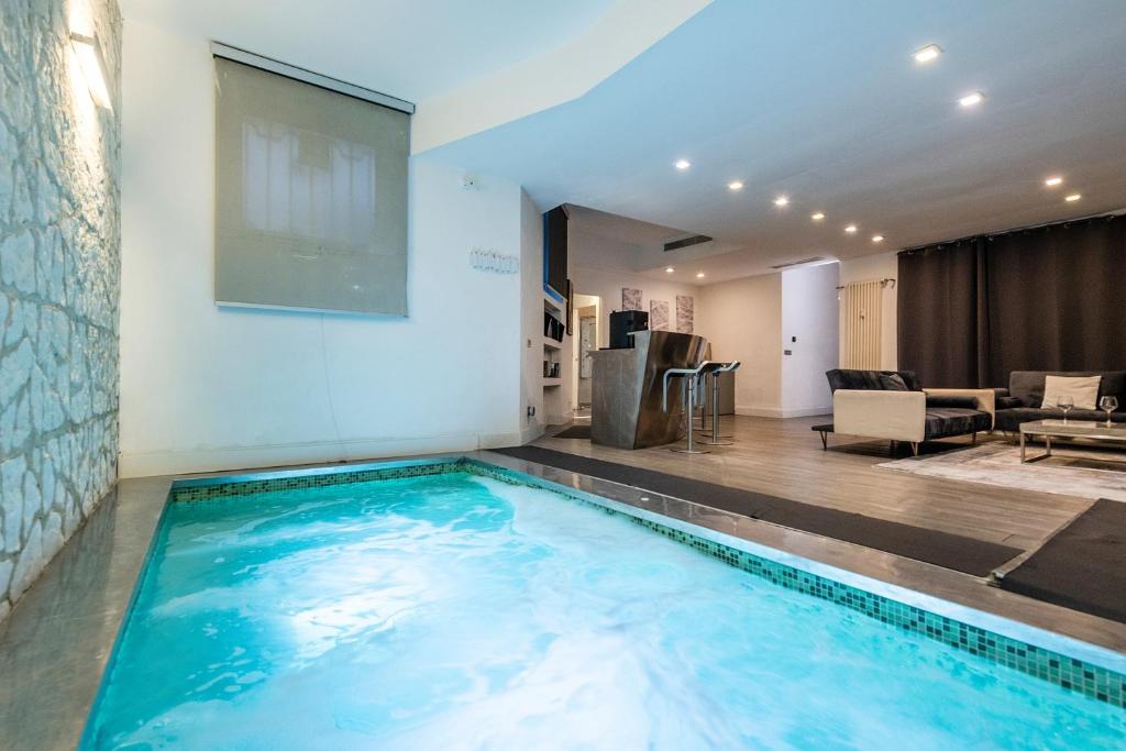 米兰Design Apartment with private pool exclusive use - Stelvio 21的带电视的客厅内的大型游泳池