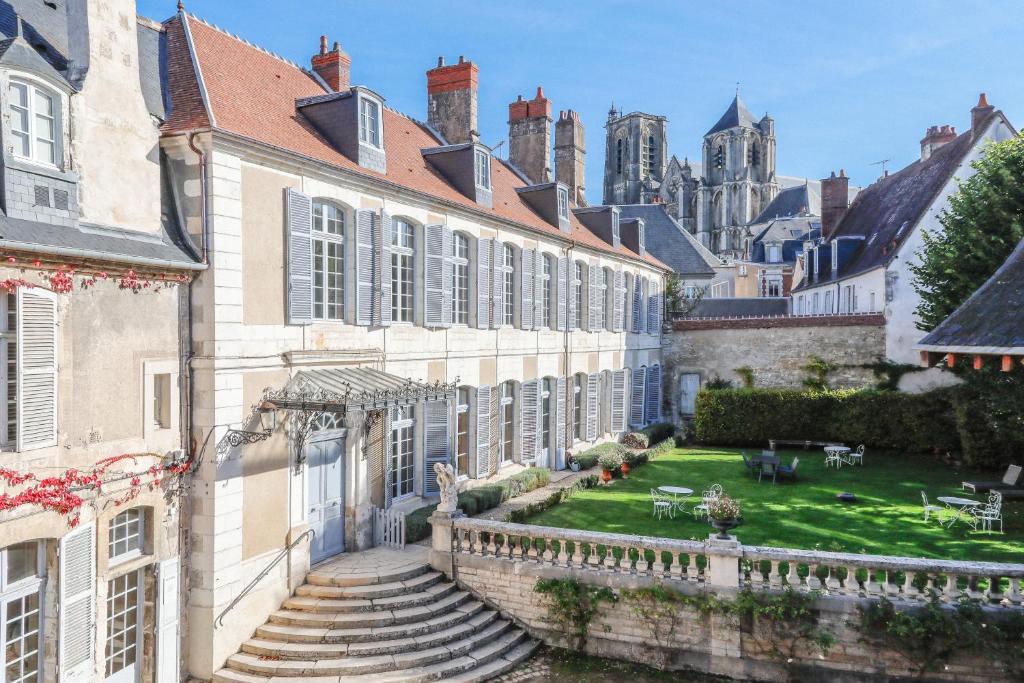布尔日L'Hotel de Panette, Un exceptionnel château en ville的庭院,带楼梯和院子的建筑
