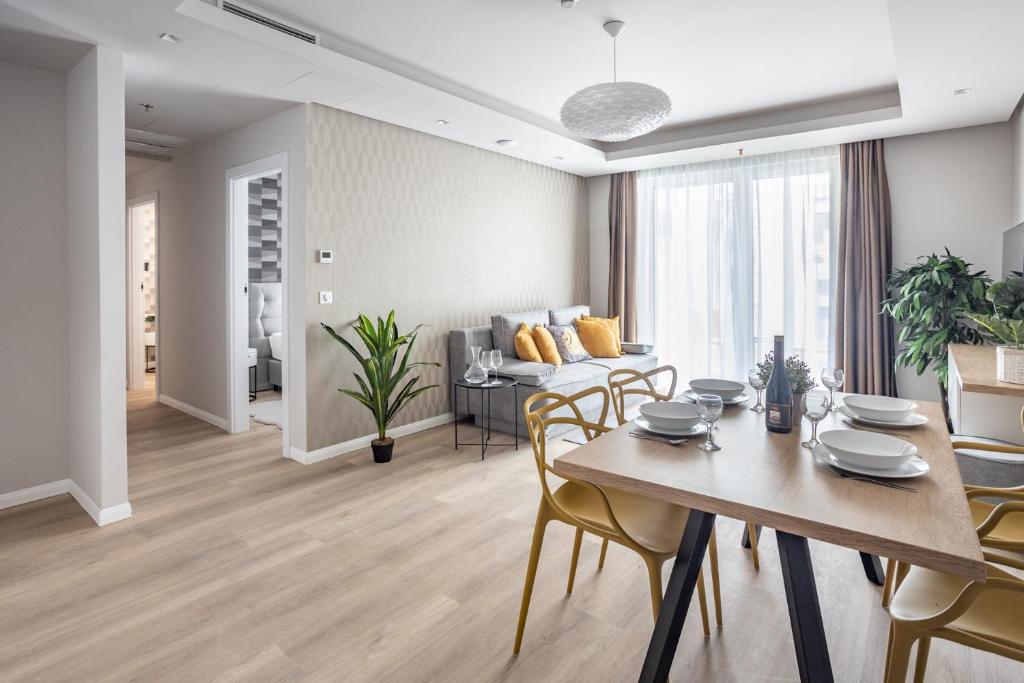 布达佩斯K46 Residence的用餐室以及带桌椅的起居室。