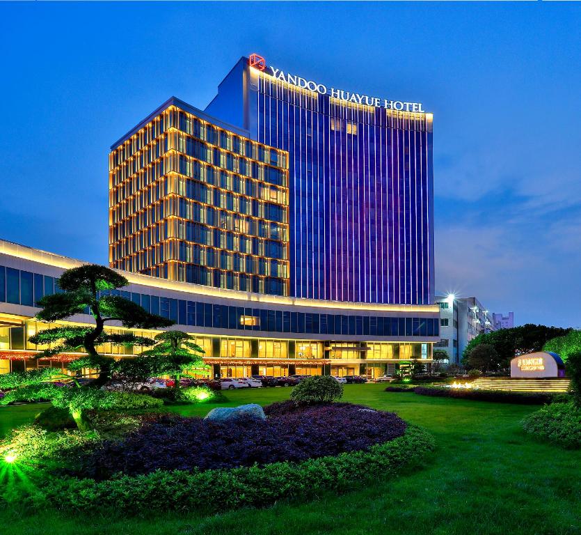 义乌银都酒店 Yandoo Hotel的夜间有灯的旅馆
