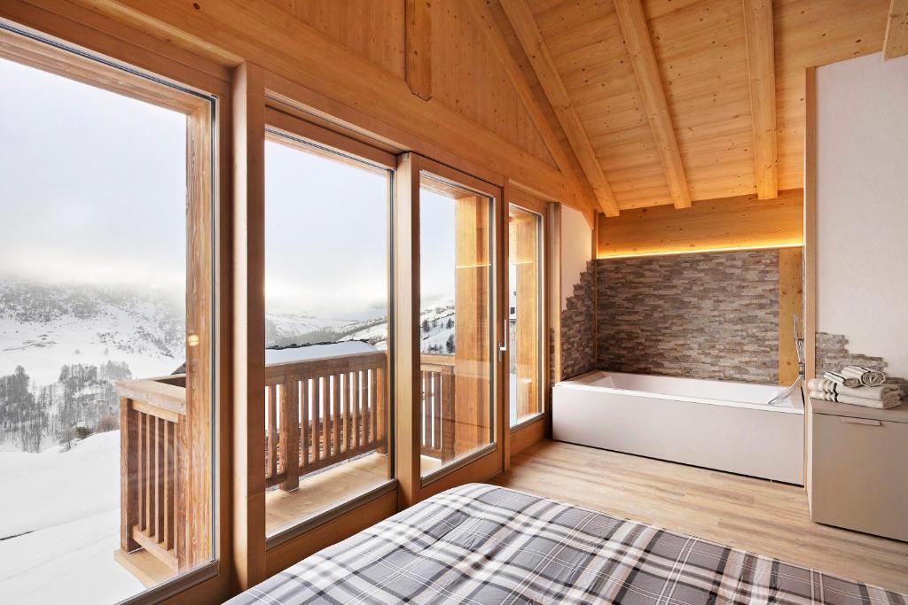 利维尼奥Plaz的一间卧室设有一张床和美景窗户。
