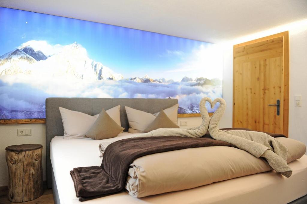 厄茨Apart Oetz的一间卧室配有一张壁画床