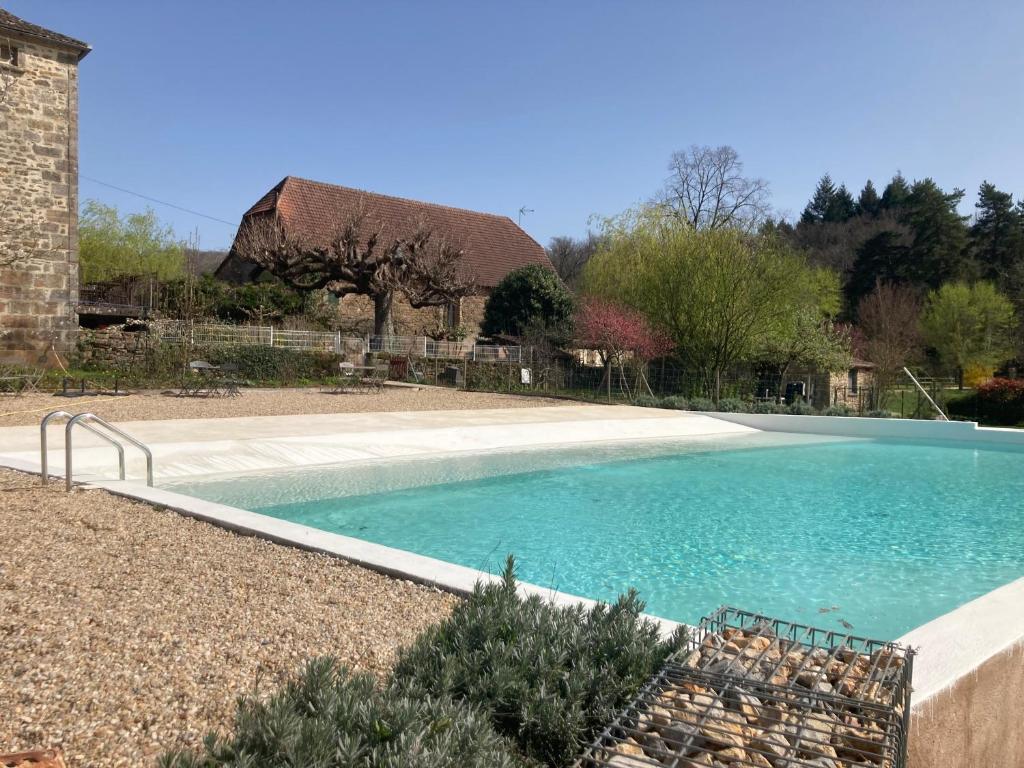 拉卡佩勒-马里瓦勒Maison d'hôtes " Ecuries de St maurice"的一座房子旁的院子内的游泳池