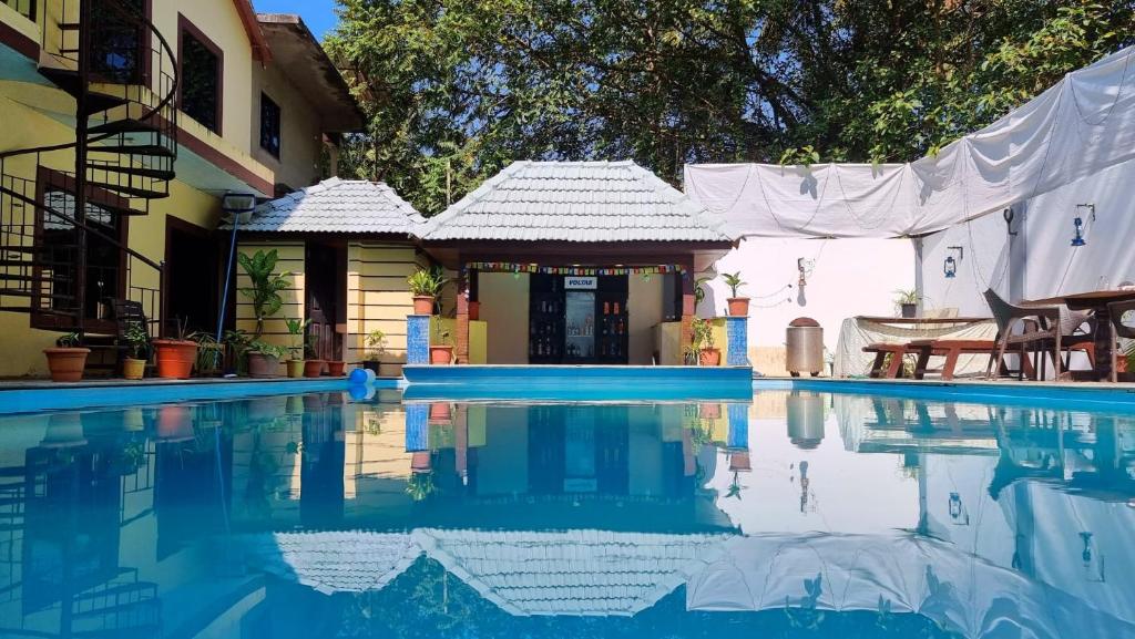 帕罗林帕罗林酒店的房屋前有游泳池的房子