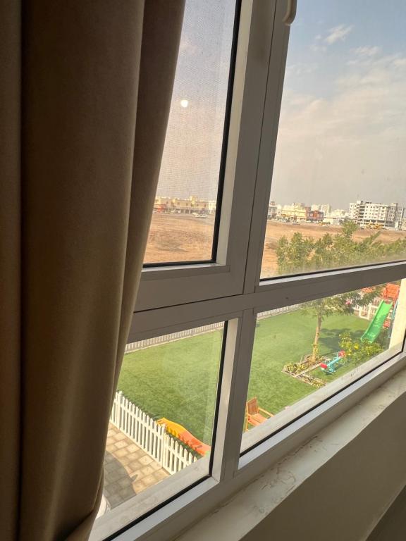 马斯喀特Abu Rakan Apartment的享有场地景致的开放式窗户